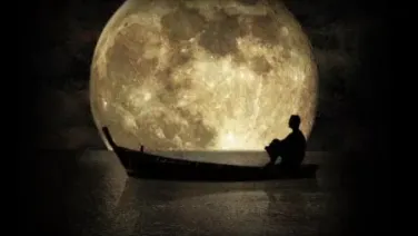 Hombre que mira la luna