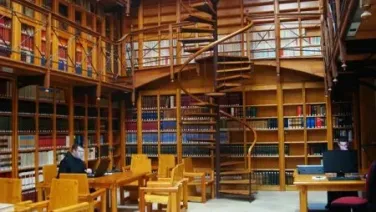 Leyendo en la biblioteca